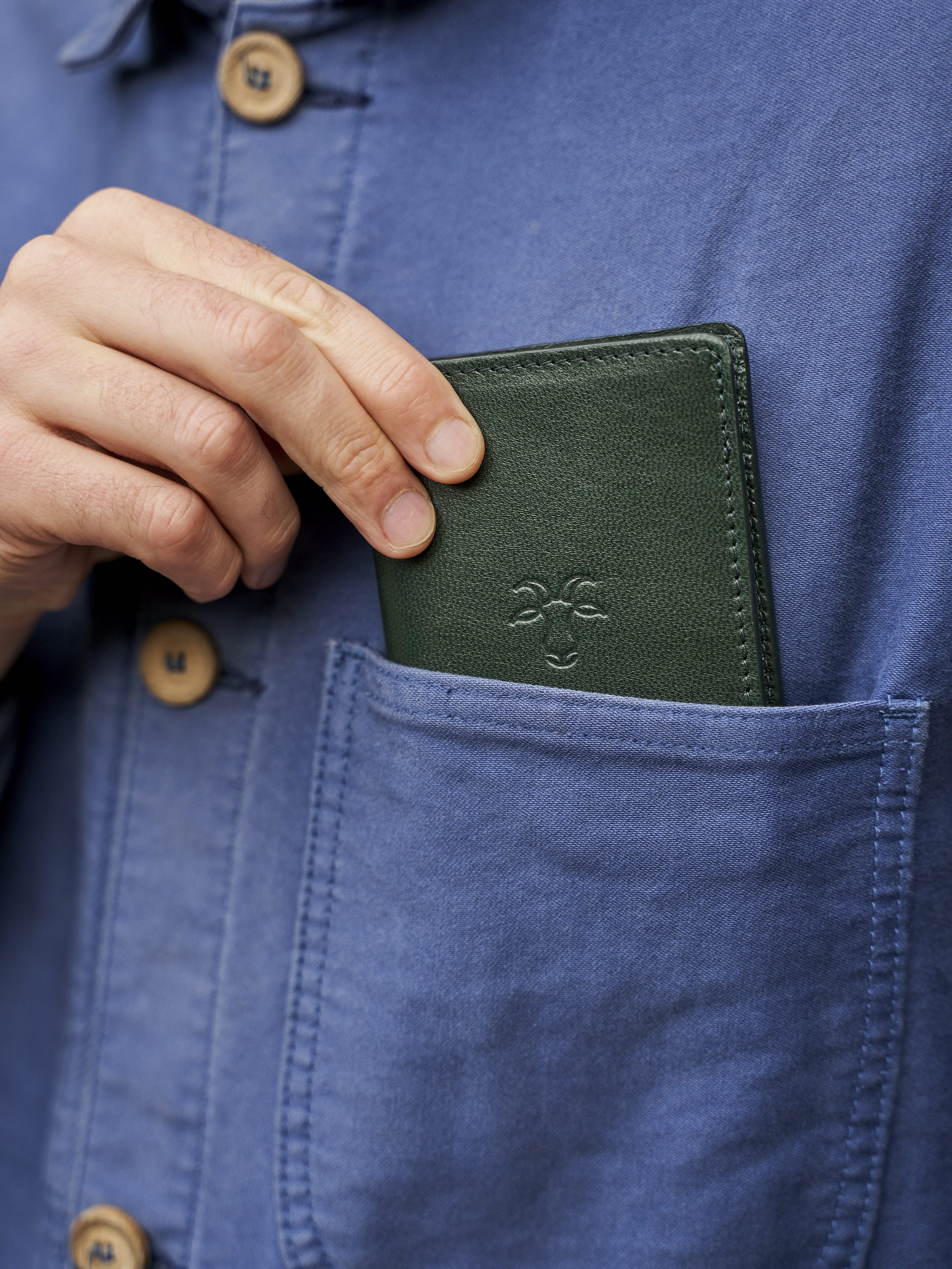 Card holder vs wallet: what's the difference and which is best?